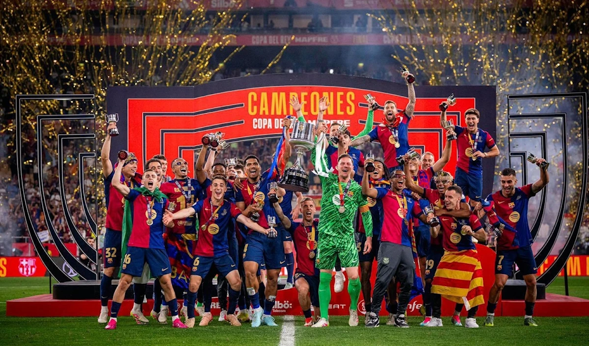 برشلونة يكرّس تفوقه على ريال مدريد ويرفع كأس الملك 2 2 15