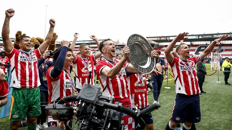 أيندهوفن يقسو على سبارتا ويتوج بلقب الدوري الهولندي 2 1064297