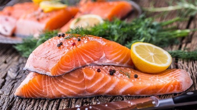 5 أطعمة عليك تناولها لتنظيم ضغط الدم 2 200220100031977 سلمون