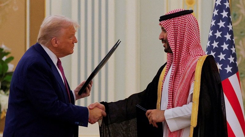 "أكبر صفقة أسلحة في التاريخ".. بين واشنطن والرياض بقيمة 142 مليار دولار 2 2025 05 13T140456Z 1226924016 RC21HEABBIT4 RTRMADP 3 USA TRUMP GULF SAUDI