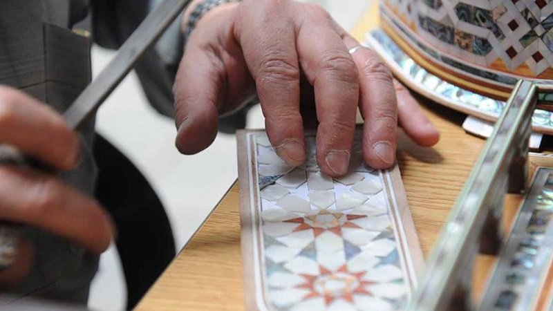 تطعيم الخشب بالصدف.. إرث تاريخي عريق
