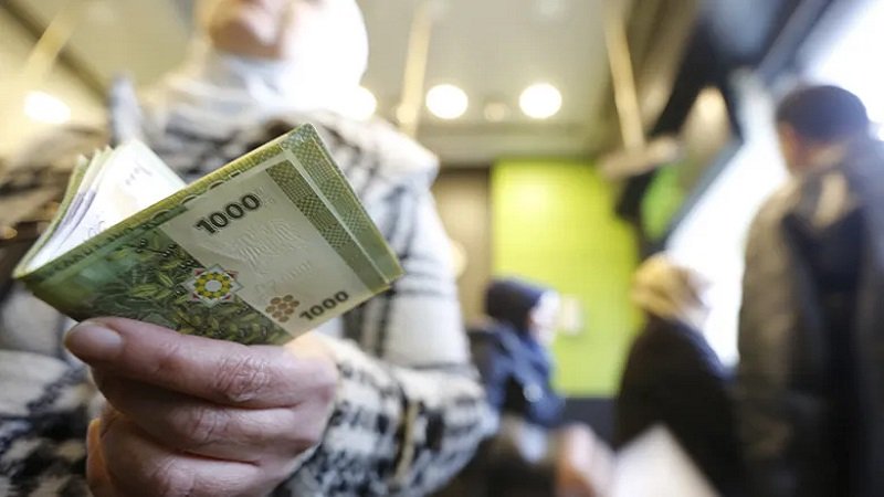 حلب: بنوك تقيد سحب رواتب القطاع الخاص إلى 100 ألف ليرة أسبوعياً! 2 رواتب