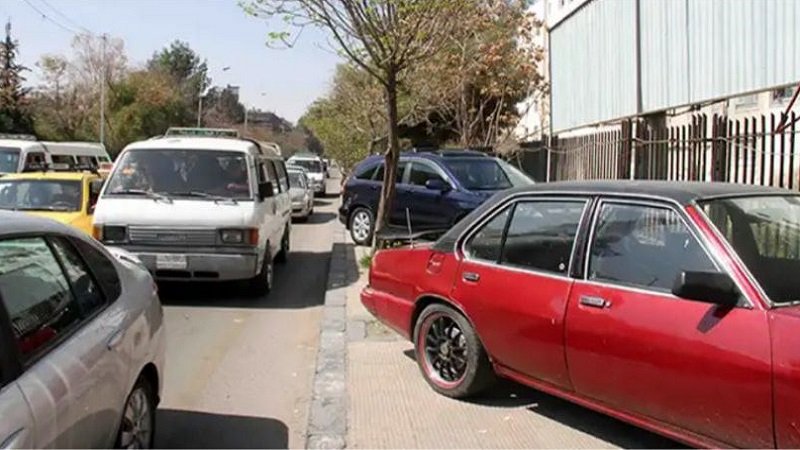 أرصفة دمشق للإشغالات والسيارات.. وليست للمشاة! 2 سياررر