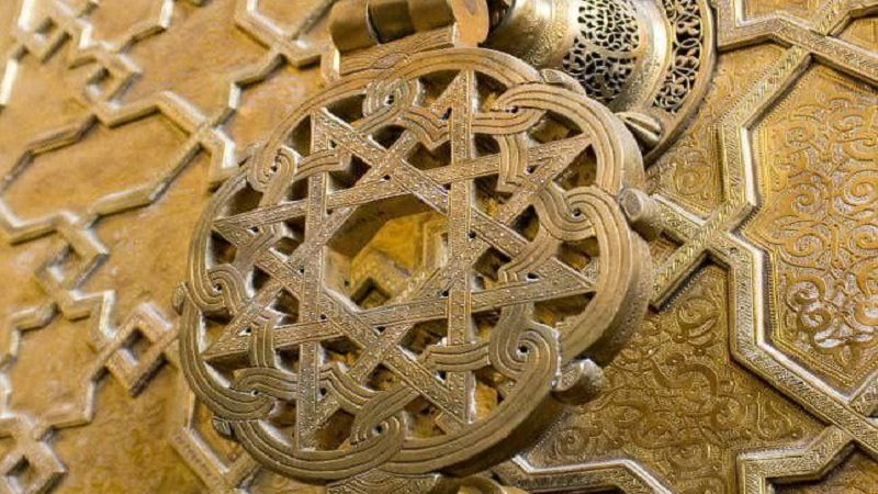 تعتيق النّحاس.. حرفة تحاكي الأصالة والعراقة