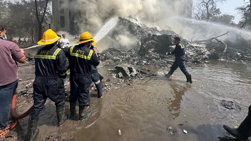 ناجٍ وحيد وأكثر من 290 قتيلاً في حادث تحطم الطائرة الهندية