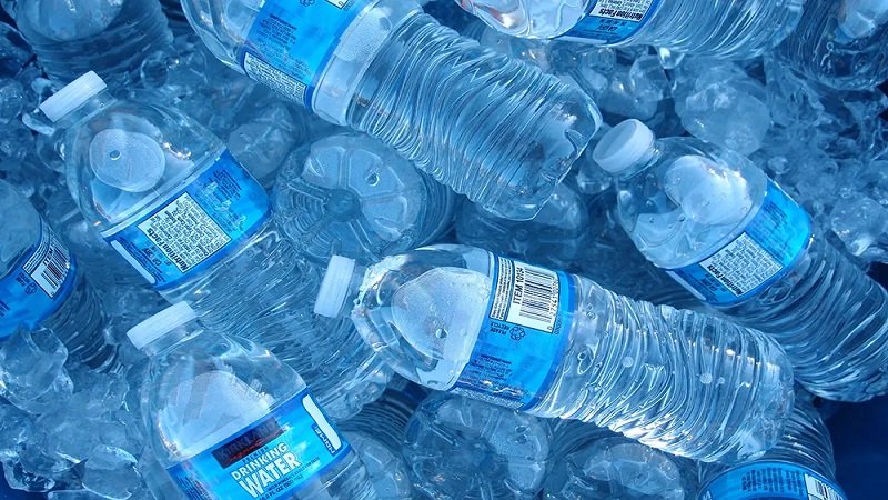 واقع سوق المياه المعبأة.. تراجع الإنتاج المحلي وهيمنة المهرب!