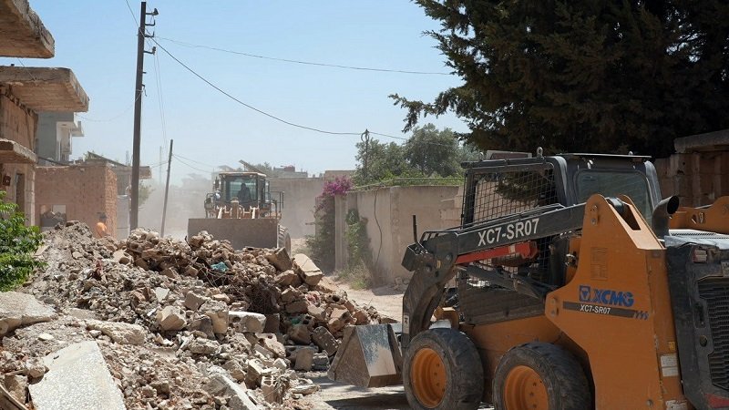 القصير تستعيد نبضها.. إزالة الأنقاض تمهيداً لعودة المهجرين 2 لم يتم تأكيده 118526