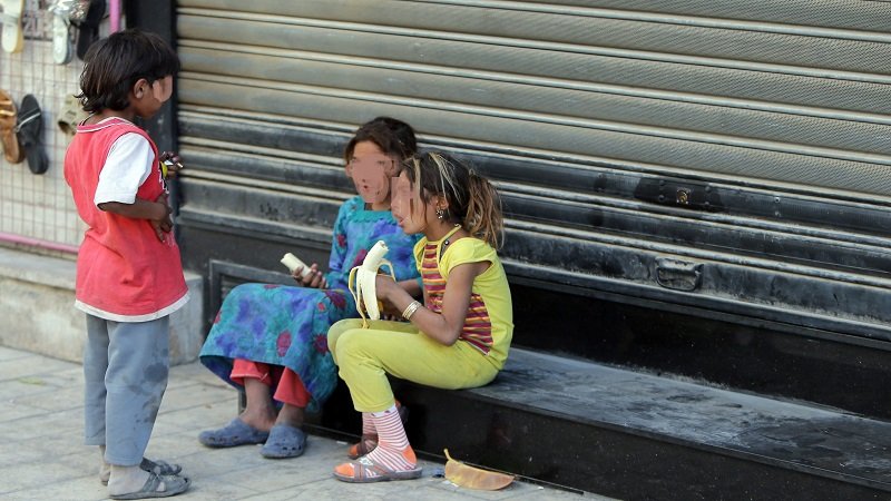 عصابات التسوّل تنهش الطفولة في حلب! 2 مراة قاصرات scaled 1