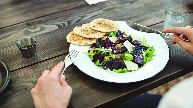 ماذا يحدث لجسمك عند تخطي وجبات الطعام؟