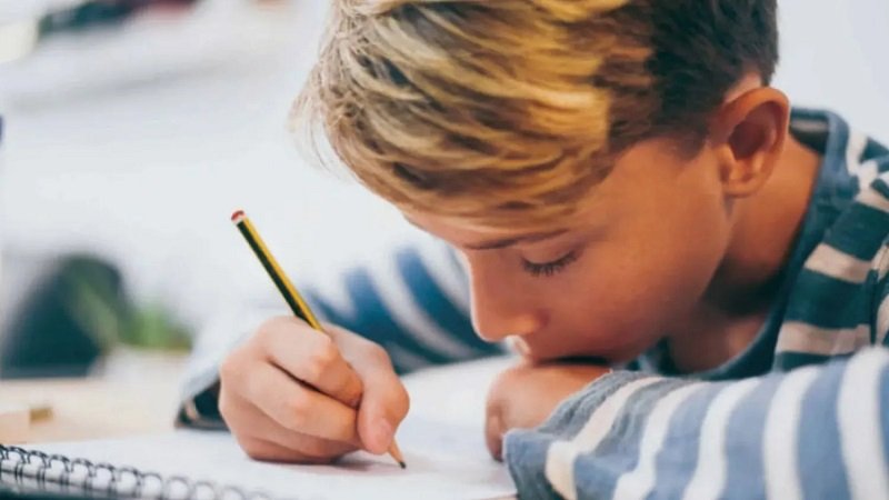 كيف تعرف إن كان طفلك أعسر أم أيمن؟