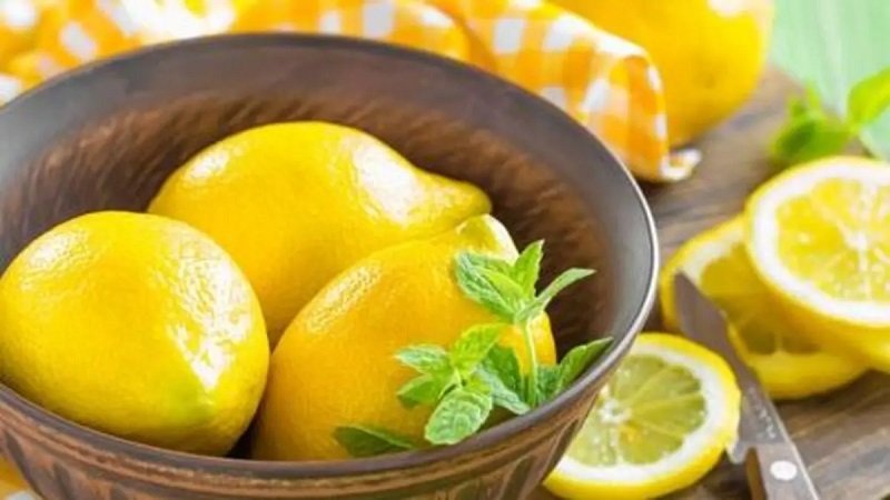 ماذا يحدث لجسمك عند تناول الليمون يومياً؟