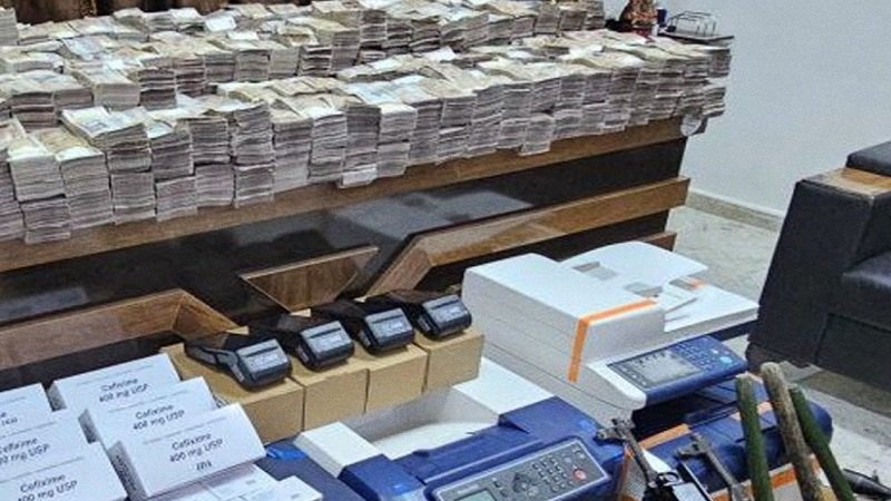 ريف دمشق: الأمن الجنائي يستعيد أسلحة وأموال سرقت أثناء تحرير سوريا 2 A quantity of stolen weapons and money