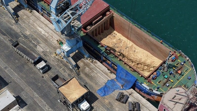 تحمل 6600 طن.. تفريغ باخرة قمح في مرفأ طرطوس 2 Unloading Tartous port