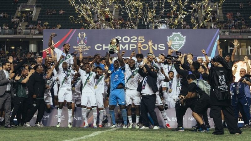 الأهلي يتوج بلقب بطولة كأس السوبر السعودي