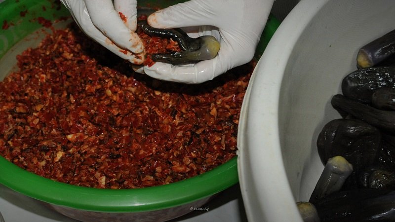 موسم المونة في أيلول… طقوس عائلية تحافظ على التراث السوري 2 01 scaled 1