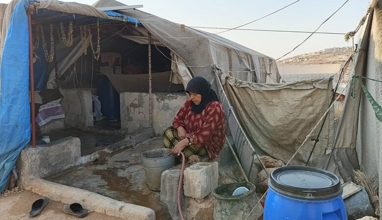 سكان مخيمات إدلب... منسيّون ينتظرون إعماراً لا يأتي 1 سكان مخيمات إدلب... منسيّون ينتظرون إعماراً لا يأتي