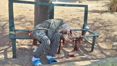 صورة سيدة تموت على مقعد حديقة بحلب.. تهز مواقع التواصل