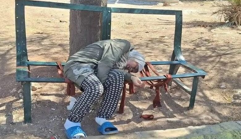 صورة سيدة تموت على مقعد حديقة بحلب.. تهز مواقع التواصل