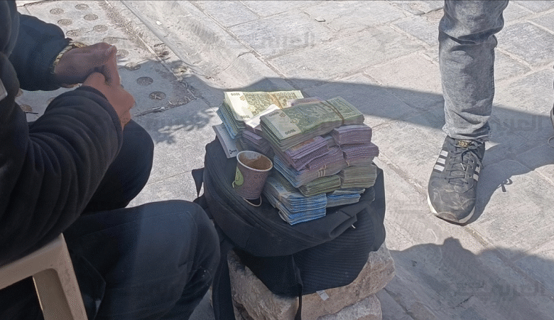 في حلب.. غياب الرقابة يفتح الباب أمام التلاعب بالعملة 1 في حلب.. غياب الرقابة يفتح الباب أمام التلاعب بالعملة