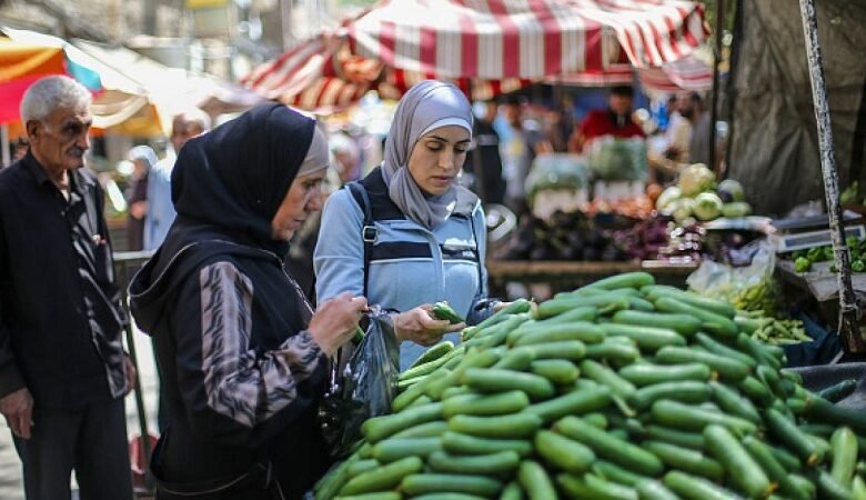 أسر سورية مثقلة بأعباء المؤونة وتكاليف المدارس