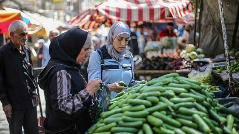 أسر سورية مثقلة بأعباء المؤونة وتكاليف المدارس 2 2235419404