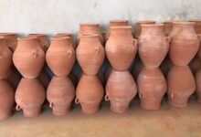 أياد من ذهب.. تحفظ الطين من النسيان