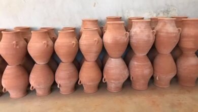أياد من ذهب.. تحفظ الطين من النسيان