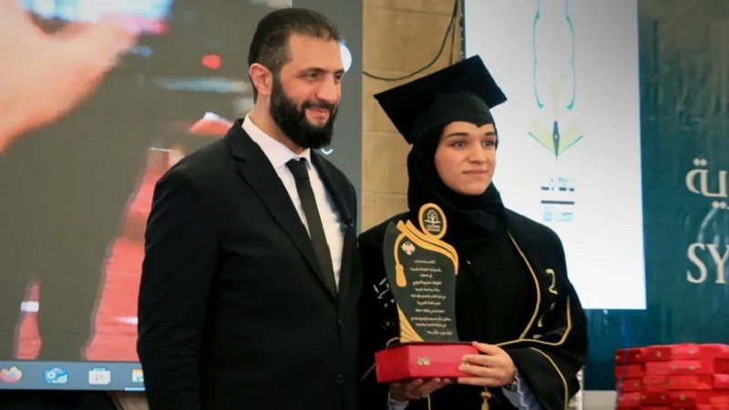 الرئيس السوري يحضر حفل تخرج عقيلته في جامعة إدلب 2 G0PXltkXoAIOso8 1757255349