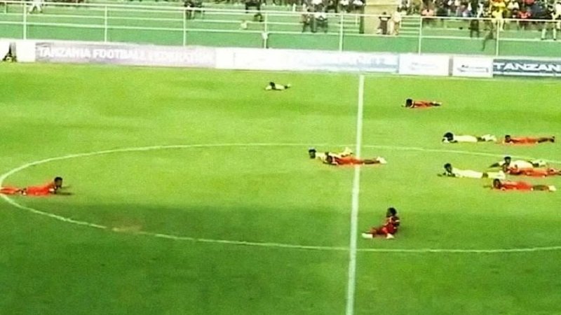 سرب نحل يقتحم ملعباً في تنزانيا.. ويوقف مباراة كرة قدم 2 Messenger creation 1296065885575093