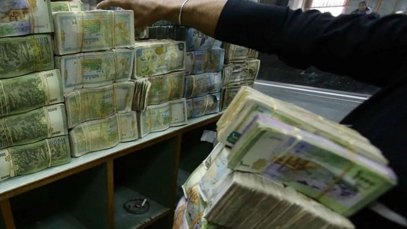 بدء صرف رواتب العاملين في مديرية التربية والمتقاعدين في السويداء 2 Syrian currency