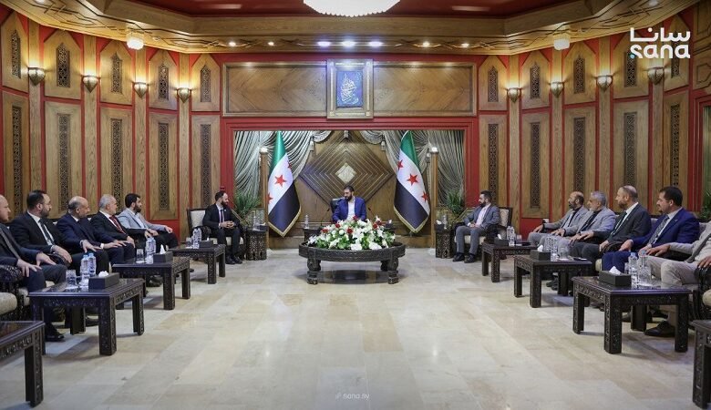 الرئيس الشرع يبحث مع مسؤولي محافظة حلب الواقع الخدمي فيها 1 الرئيس الشرع يبحث مع مسؤولي محافظة حلب الواقع الخدمي فيها