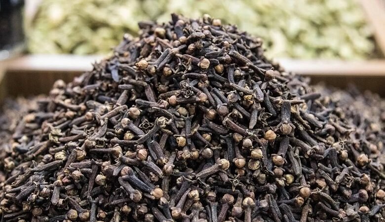 5 فوائد صحية لمضغ القرنفل يومياً على معدة فارغة