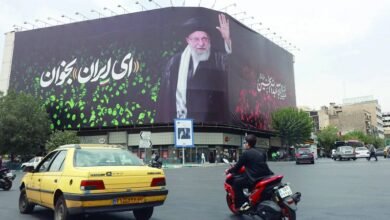 إيران «أقرب إلى الشلل» بعد عام من الحرب والعقوبات