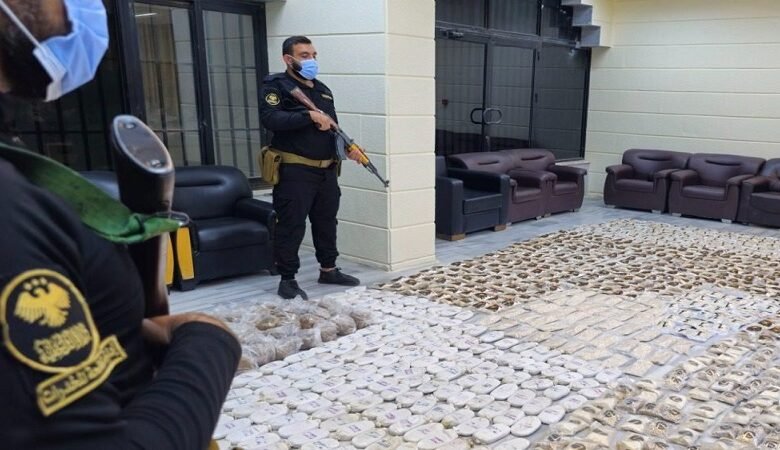 بالتنسيق مع العراق.. ضبط 1.27 مليون حبة كبتاغون و108 كغ حشيش 1 بالتنسيق مع العراق.. ضبط 1.27 مليون حبة كبتاغون و108 كغ حشيش
