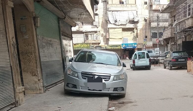في حلب.. الأرصفة للسيارات والشوارع للمارة!
