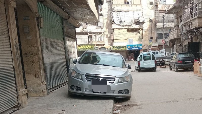في حلب.. الأرصفة للسيارات والشوارع للمارة! 2 IMG 20251009 202931 049