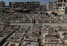 قبور مدمرة.. فلسطينيو مخيم اليرموك بدمشق يبحثون عن رائحة أحبتهم 