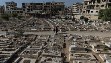 قبور مدمرة.. فلسطينيو مخيم اليرموك بدمشق يبحثون عن رائحة أحبتهم 