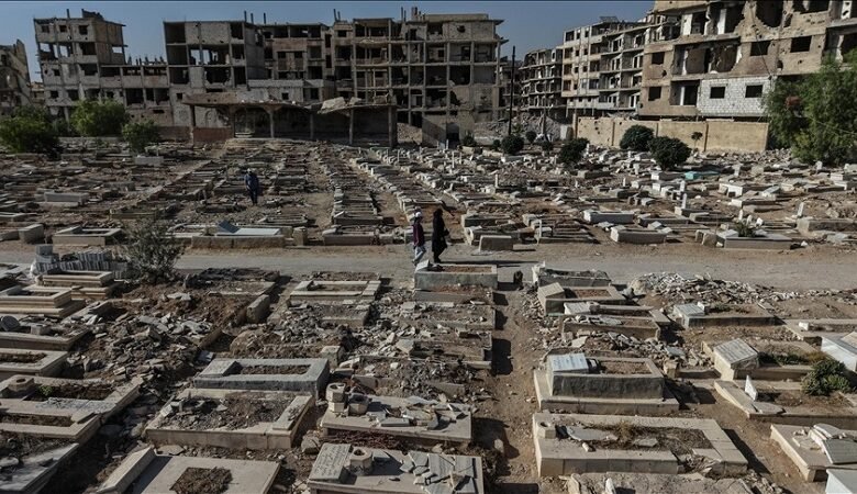 قبور مدمرة.. فلسطينيو مخيم اليرموك بدمشق يبحثون عن رائحة أحبتهم 