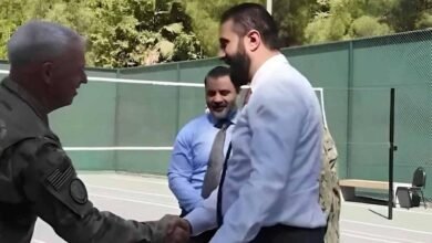 الشرع يستعرض مهاراته في كرة السلة مع قائدين بالجيش الأمريكي