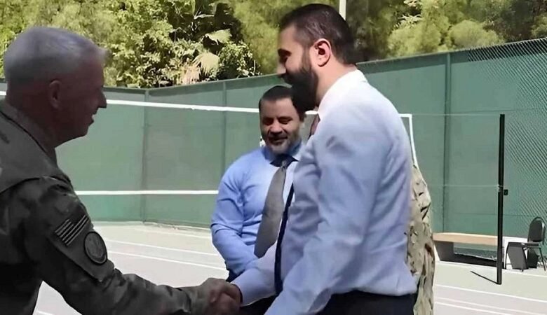 الشرع يستعرض مهاراته في كرة السلة مع قائدين بالجيش الأمريكي