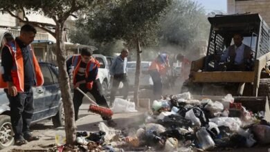 القمامة متراكمة في أحياء بحماة.. ونقص في العمال والآليات!
