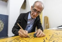 خطّاط عراقي يخط أكبر مصحف بالعالم