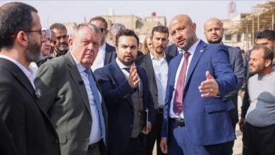 وزير خارجية الدنمارك يتفقد الدمار بحي تشرين في دمشق