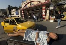 صور مريض تُرك على نقالة أمام مشفى بدمشق.. تثير الغضب! 17 صور مريض تُرك على نقالة أمام مشفى بدمشق.. تثير الغضب!