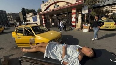 صور مريض تُرك على نقالة أمام مشفى بدمشق.. تثير الغضب!