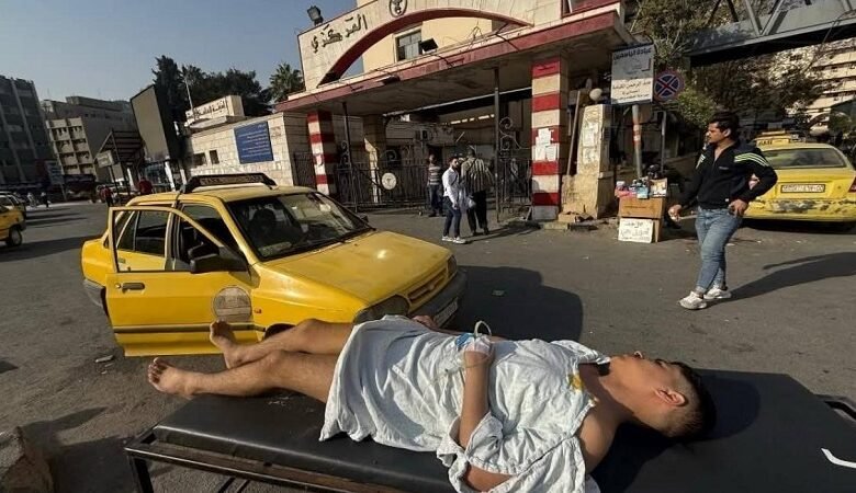 صور مريض تُرك على نقالة أمام مشفى بدمشق.. تثير الغضب! 1 صور مريض تُرك على نقالة أمام مشفى بدمشق.. تثير الغضب!