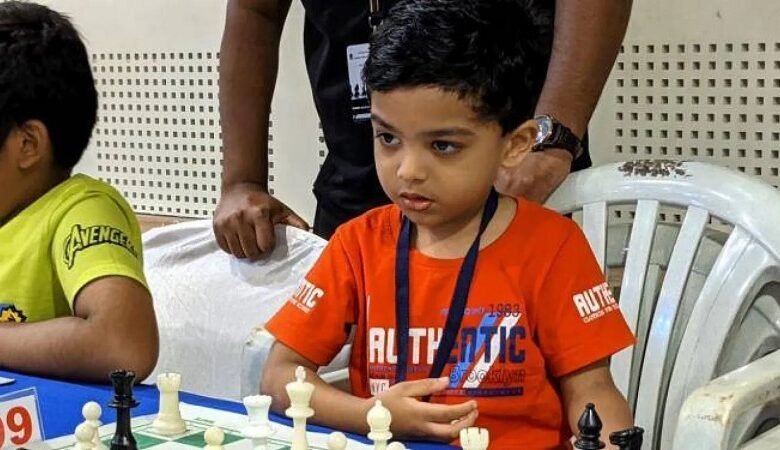 «طفل هندي» يصبح أصغر لاعب شطرنج رسمياً