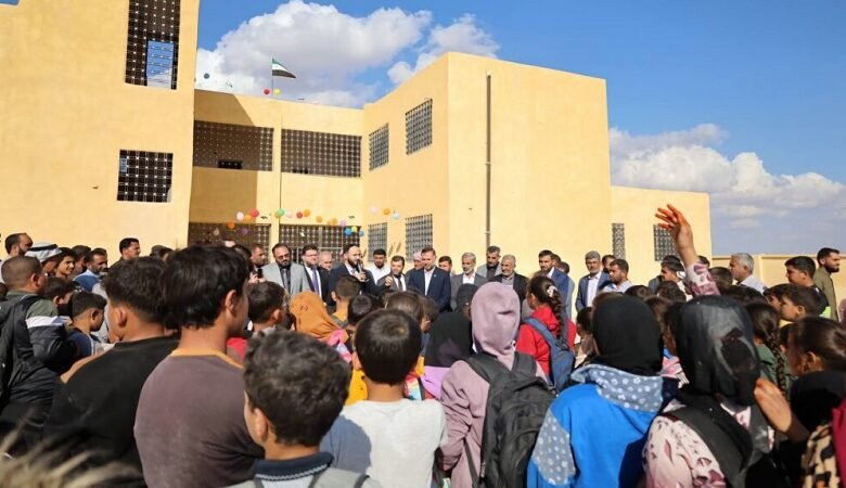 احتجاجات المعلمين في الشمال السوري.. ما الأسباب والمطالب؟ 1 احتجاجات المعلمين في الشمال السوري.. ما الأسباب والمطالب؟