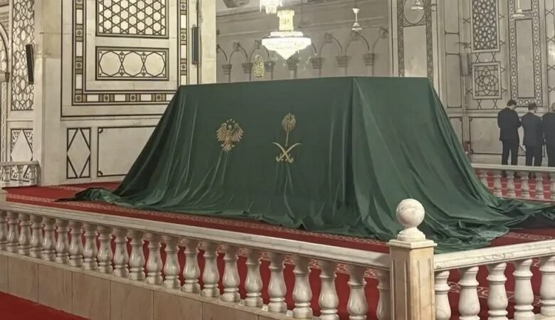 الشرع يكشف عن قطعة من ستار الكعبة هدية للمسجد الأموي 1 الشرع يكشف عن قطعة من ستار الكعبة هدية للمسجد الأموي
